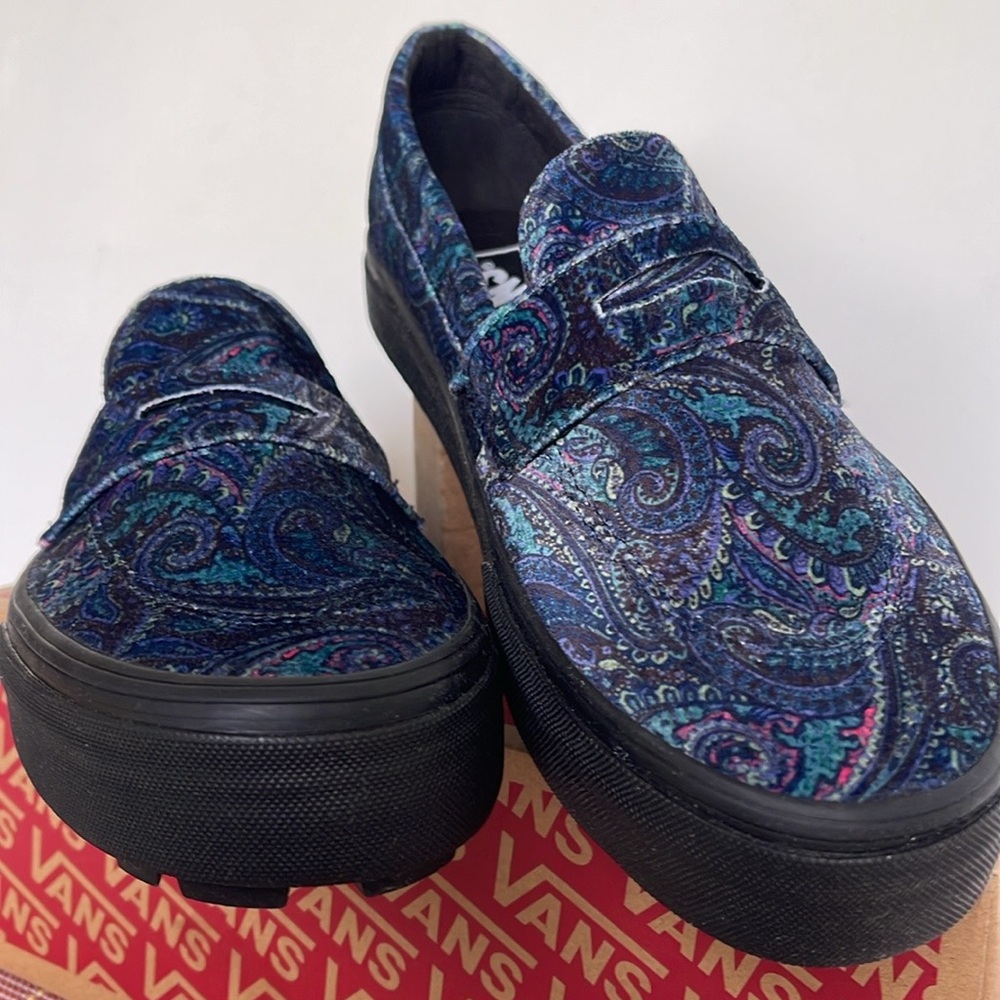 Vans WMNS Style 53 Velvet Paisley
VN000CQPCX9
Sneakers - Picture 5 of 16